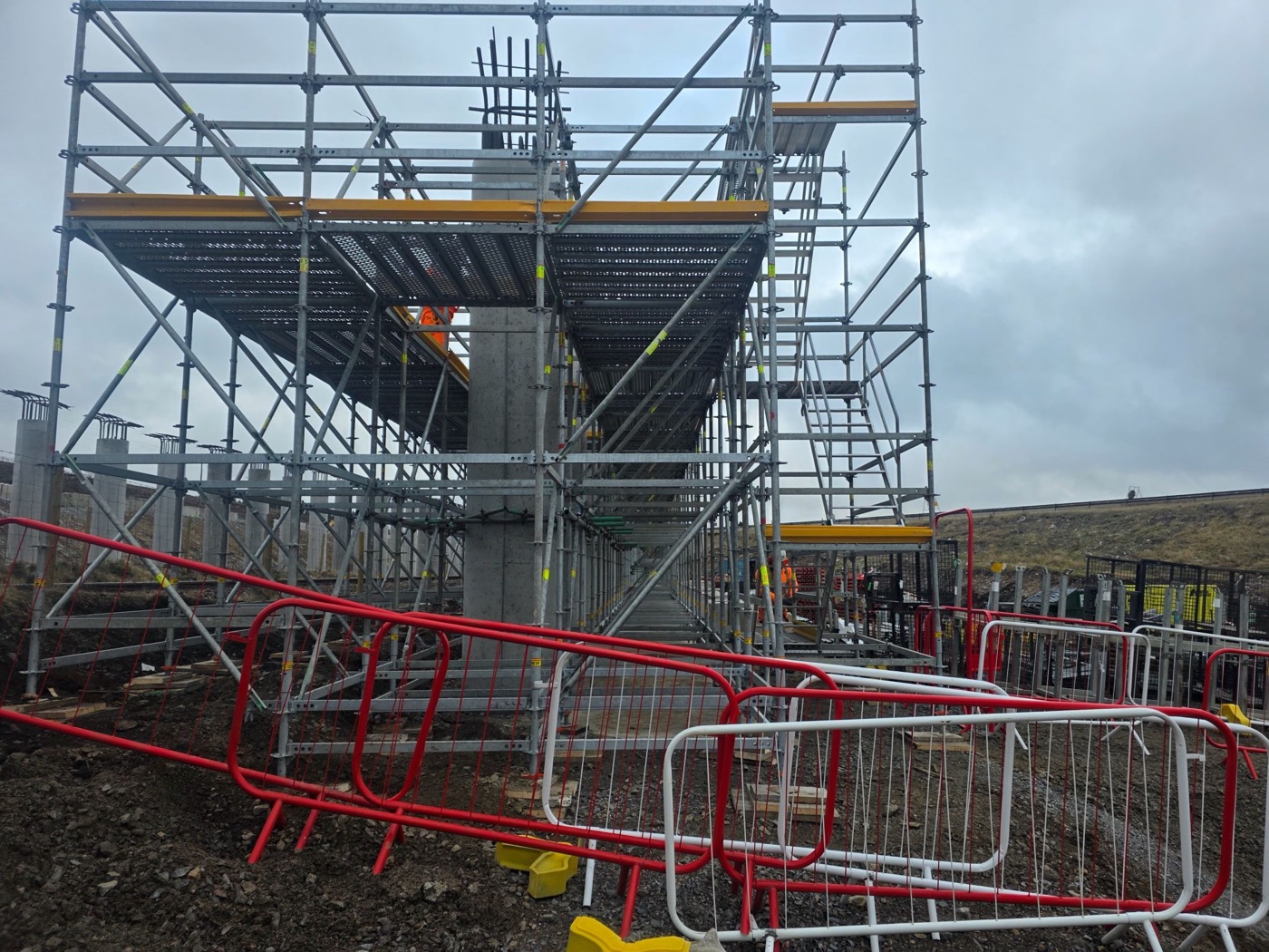 Scaffolding system on a bridge and rail infrastructure build